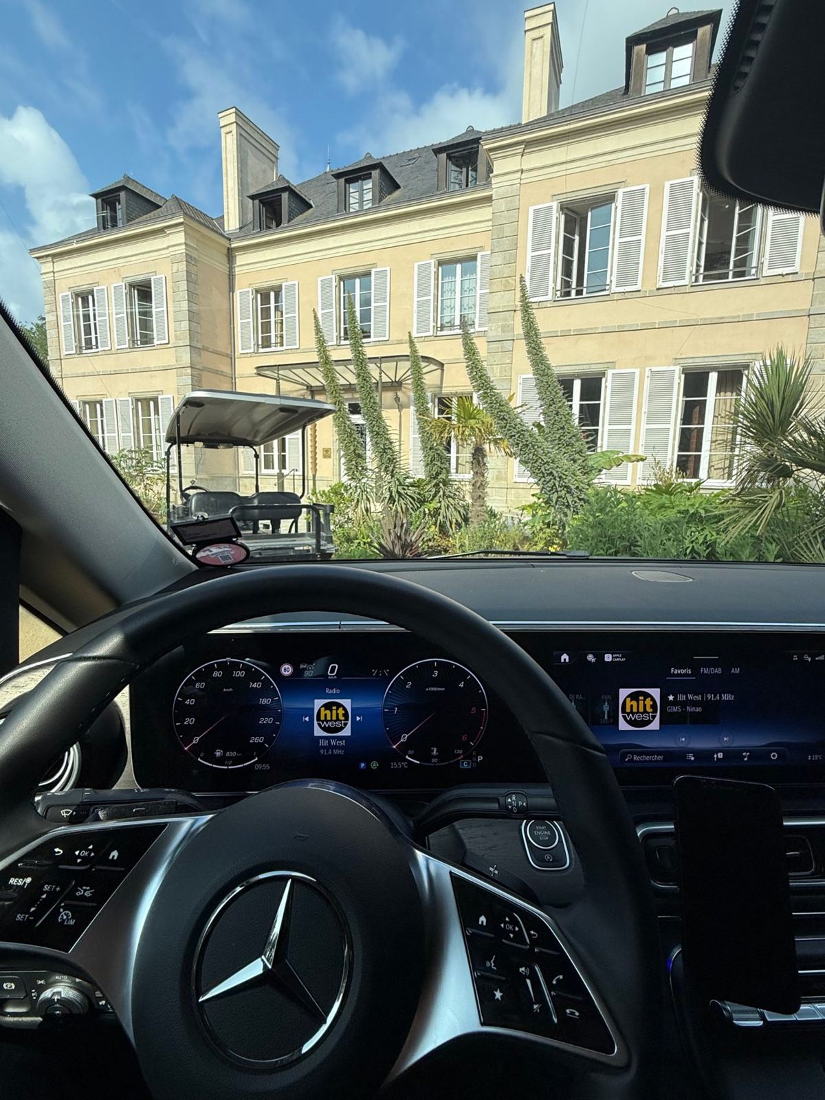 Poste de conduite de la berline Mercedes devant un château