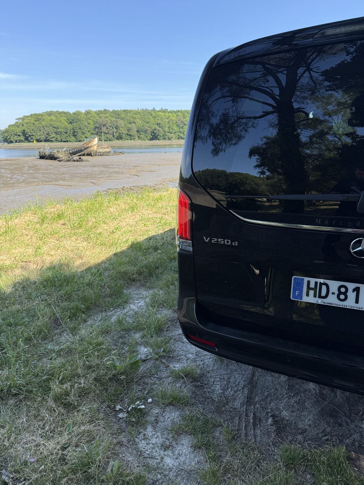 Mercedes Classe V au bord de la mer