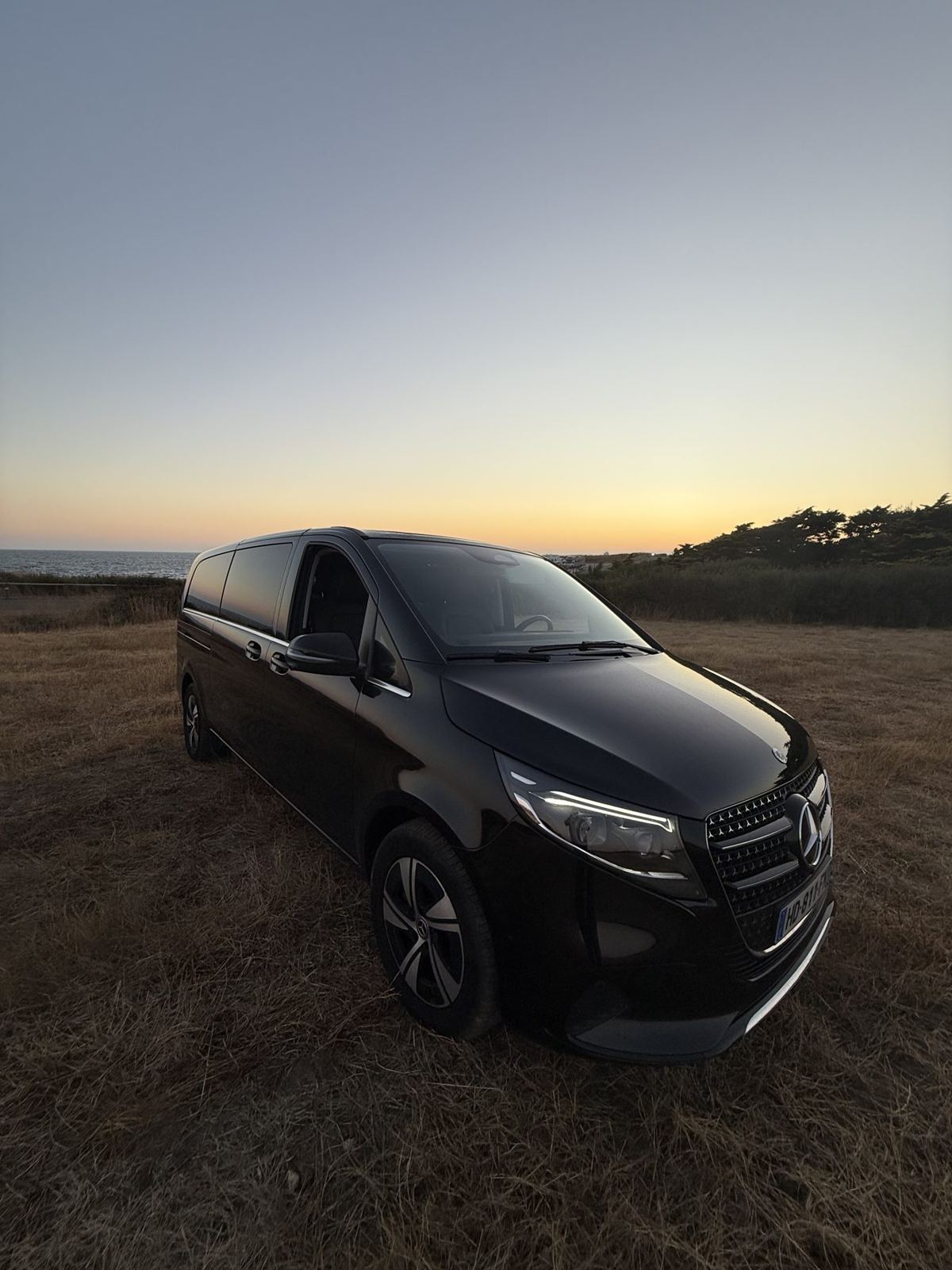 Mercedes Classe V noire MY VTC LORIENT au coucher du soleil en Bretagne