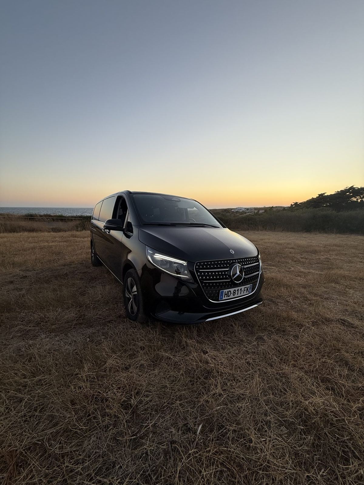 Mercedes Classe V au coucher du soleil sur la lande bretonne