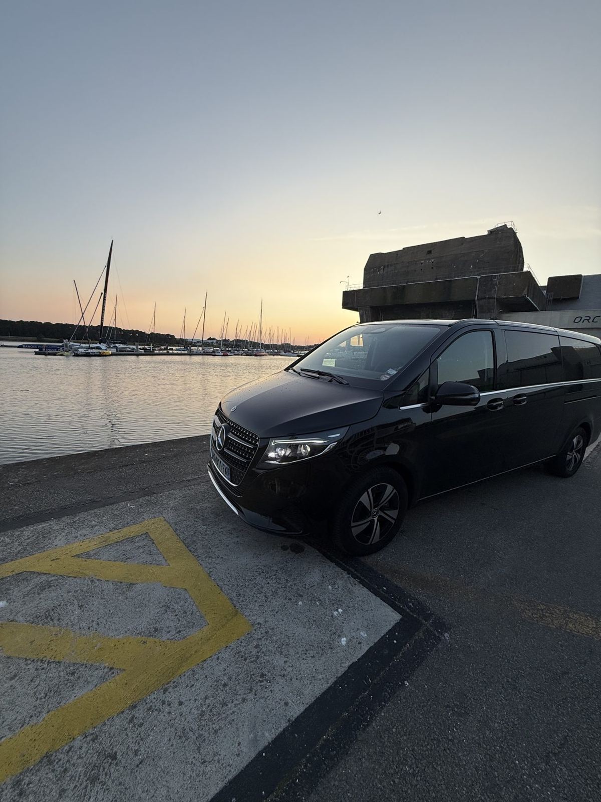 Mercedes Classe V sur le port de Lorient