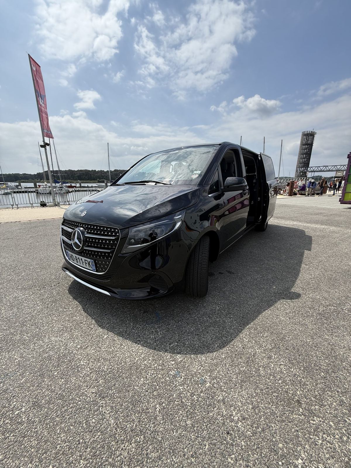 Mercedes Classe V sur un port de plaisance breton