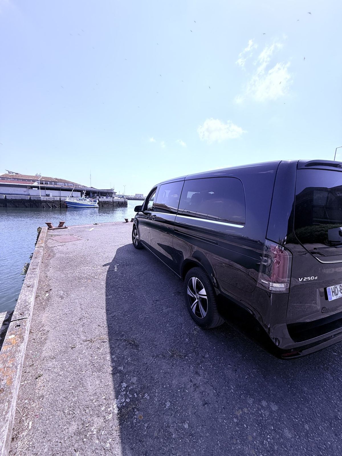 Mercedes Classe V de trois quarts arrière sur un quai