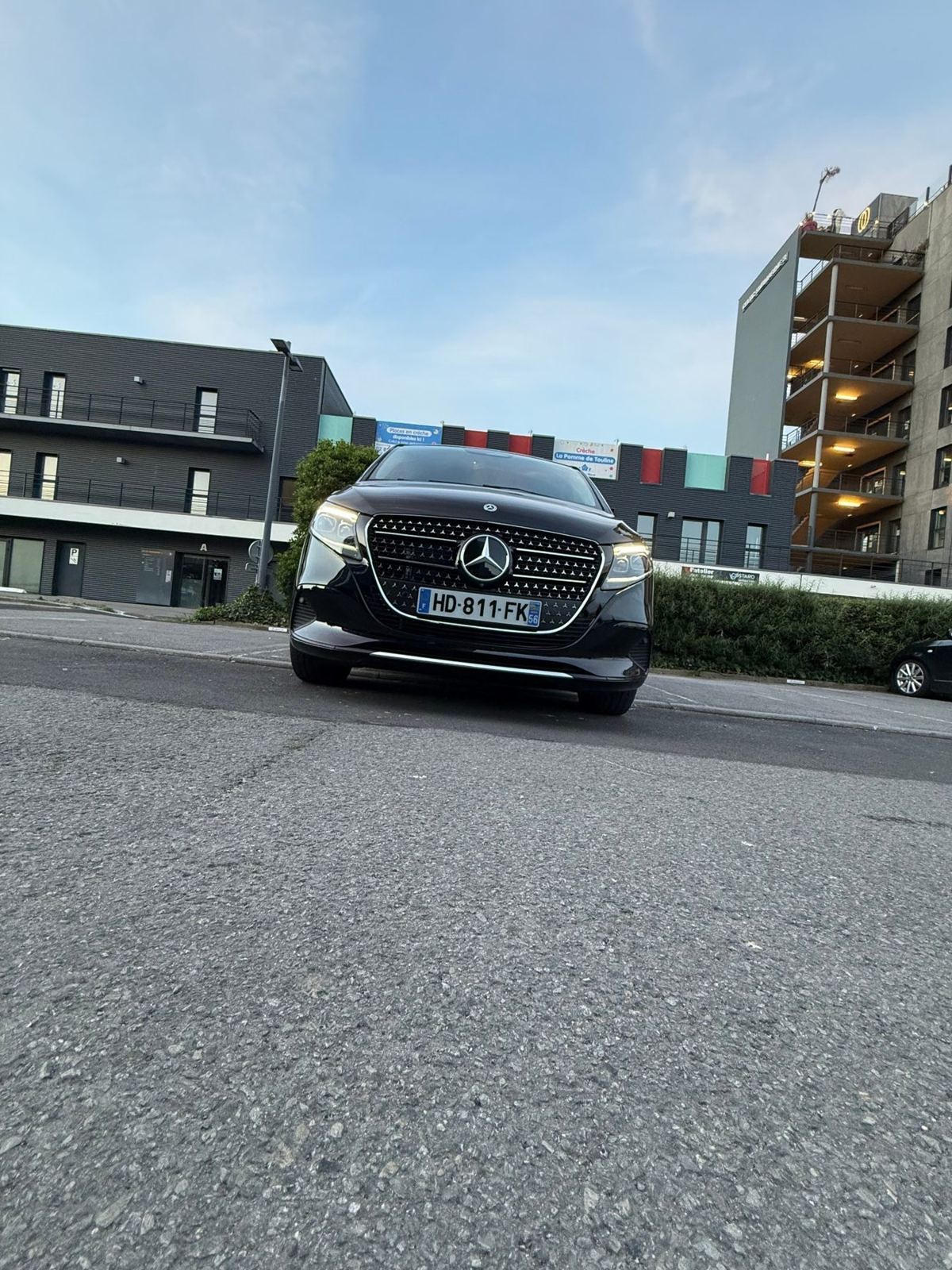Mercedes Classe V phares allumés en ville