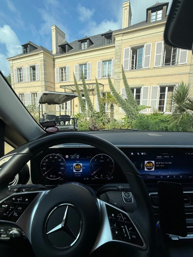 Poste de conduite de la berline Mercedes devant un château