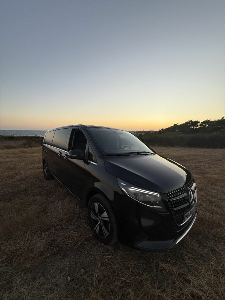 Mercedes Classe V noire MY VTC LORIENT au coucher du soleil en Bretagne
