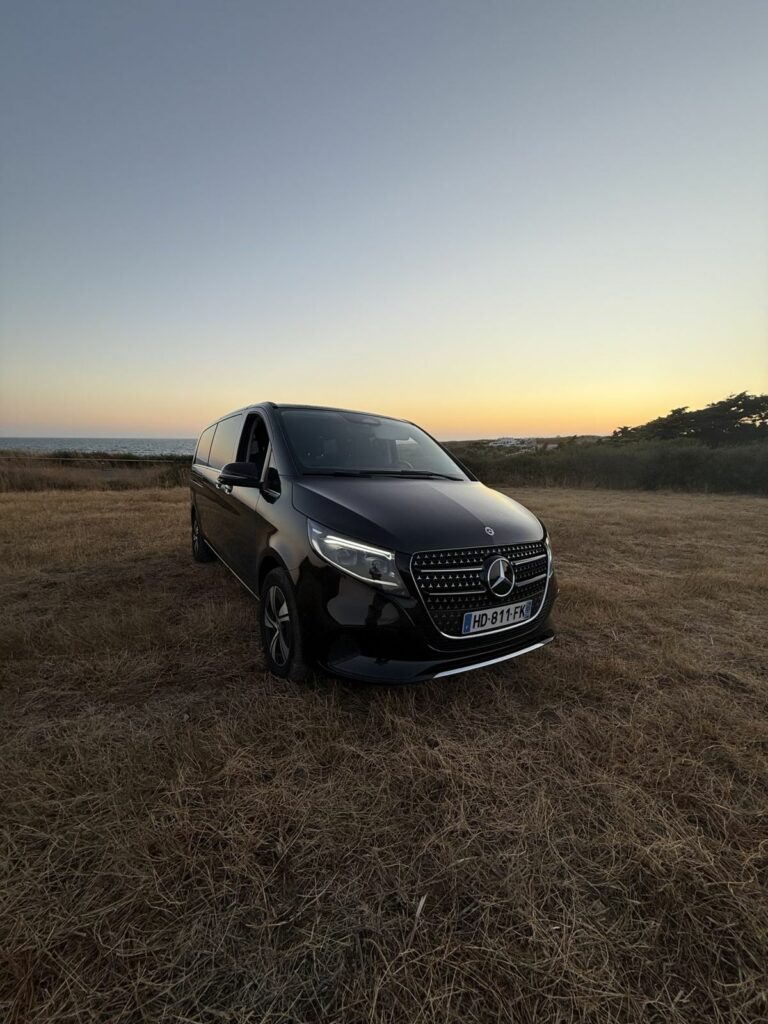 Mercedes Classe V au coucher du soleil sur la lande bretonne
