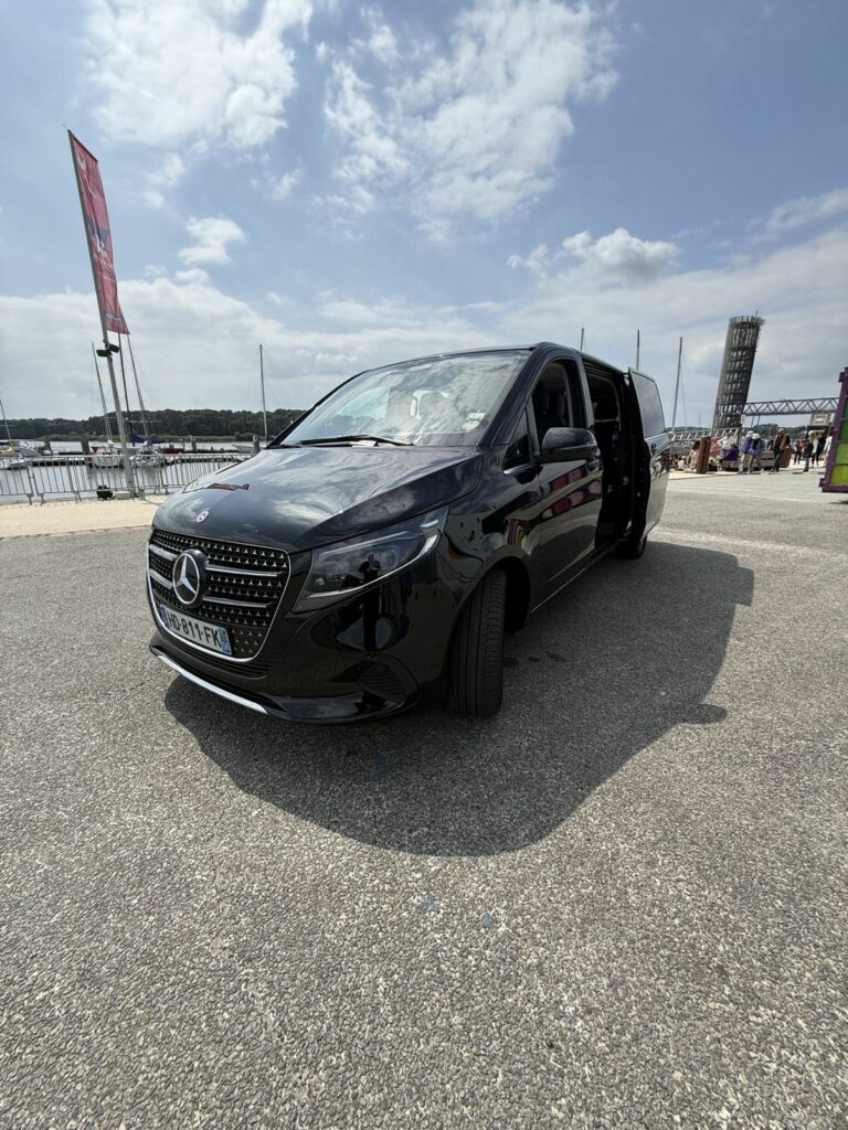 Mercedes Classe V sur un port de plaisance breton